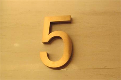 商業(yè)標(biāo)識(shí)的辦公樓標(biāo)牌?